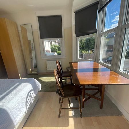 Room With Private Bathroom And Shared Kitchen Londen Buitenkant foto