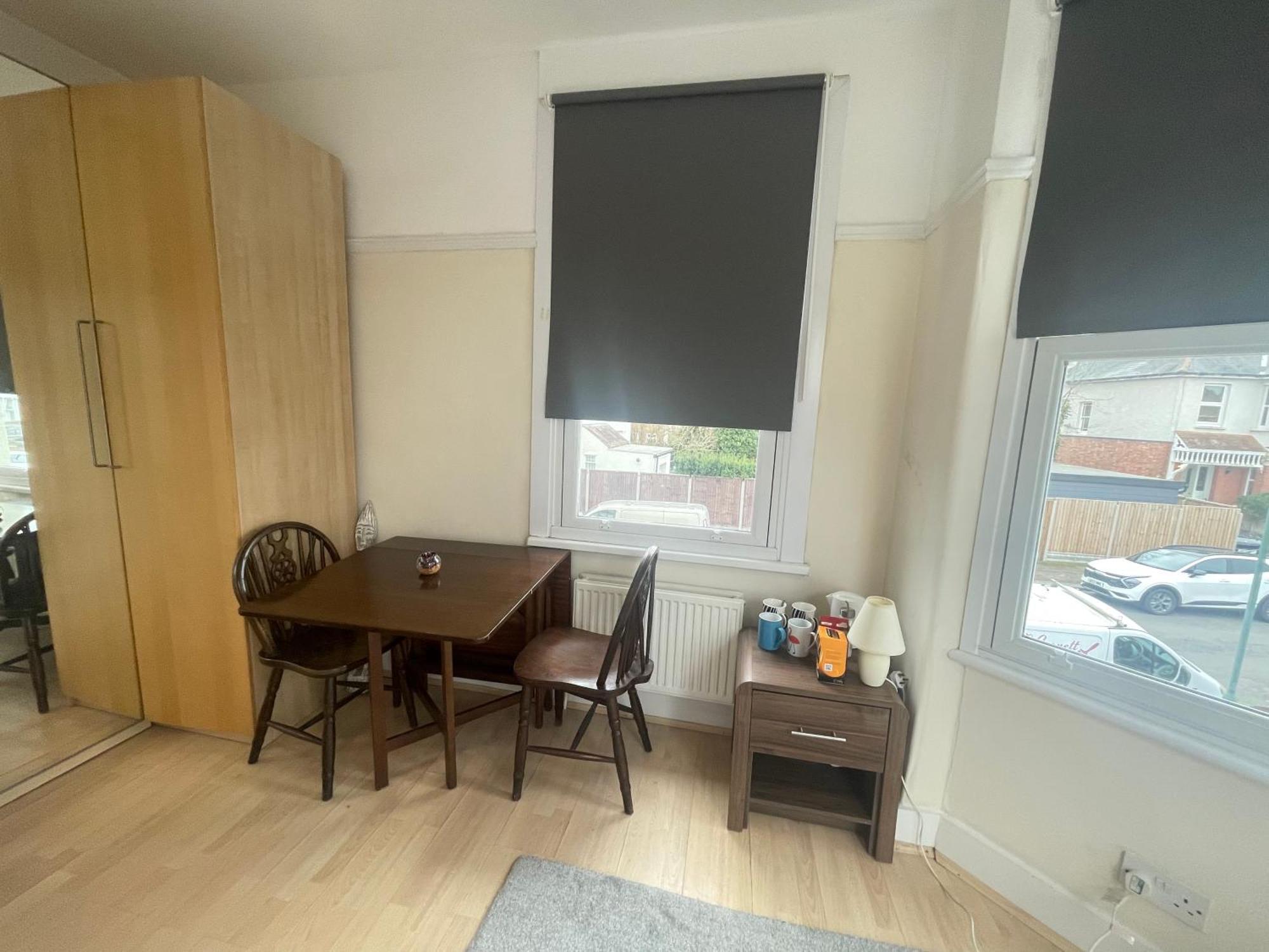 Room With Private Bathroom And Shared Kitchen Londen Buitenkant foto