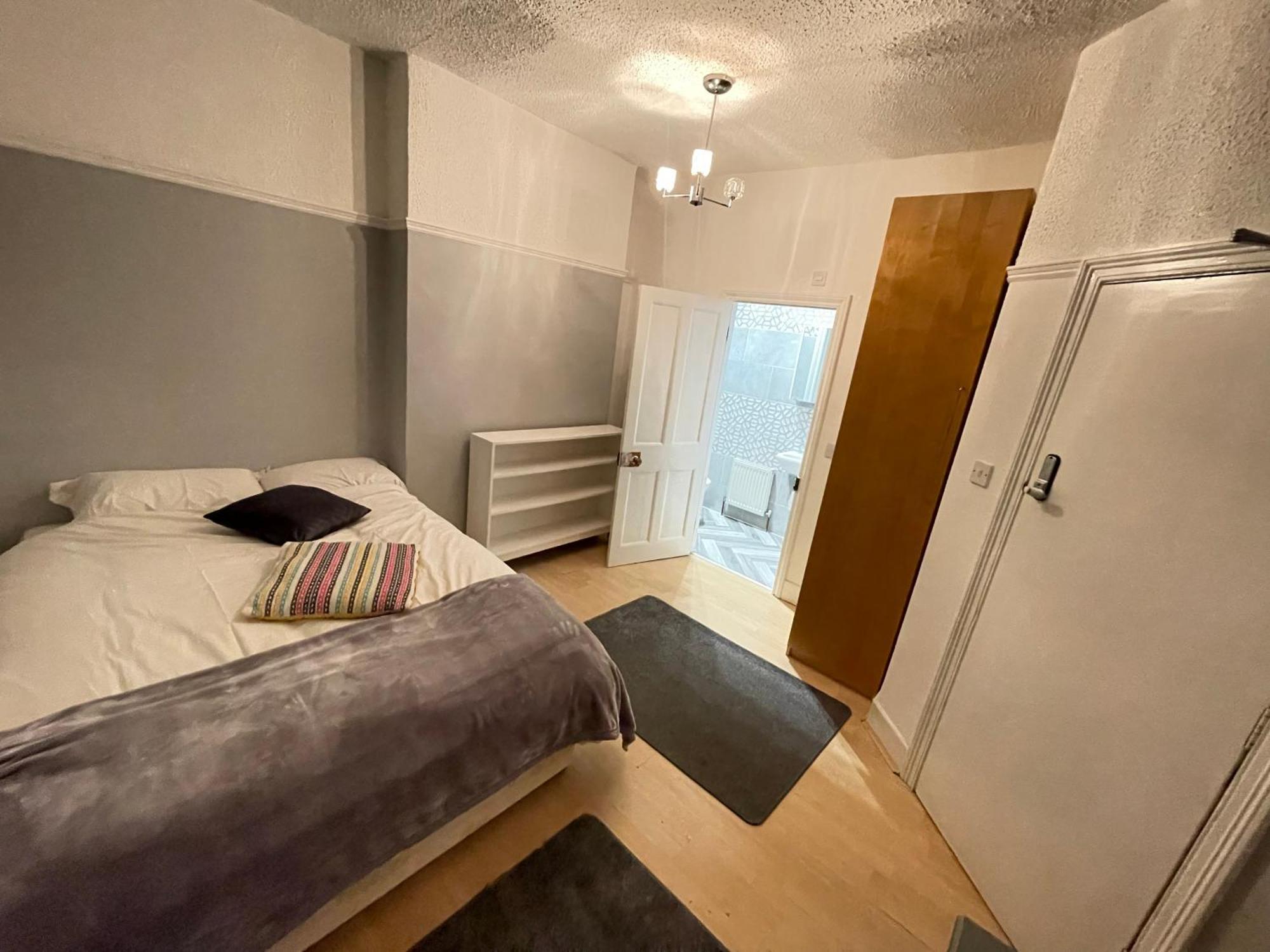 Room With Private Bathroom And Shared Kitchen Londen Buitenkant foto