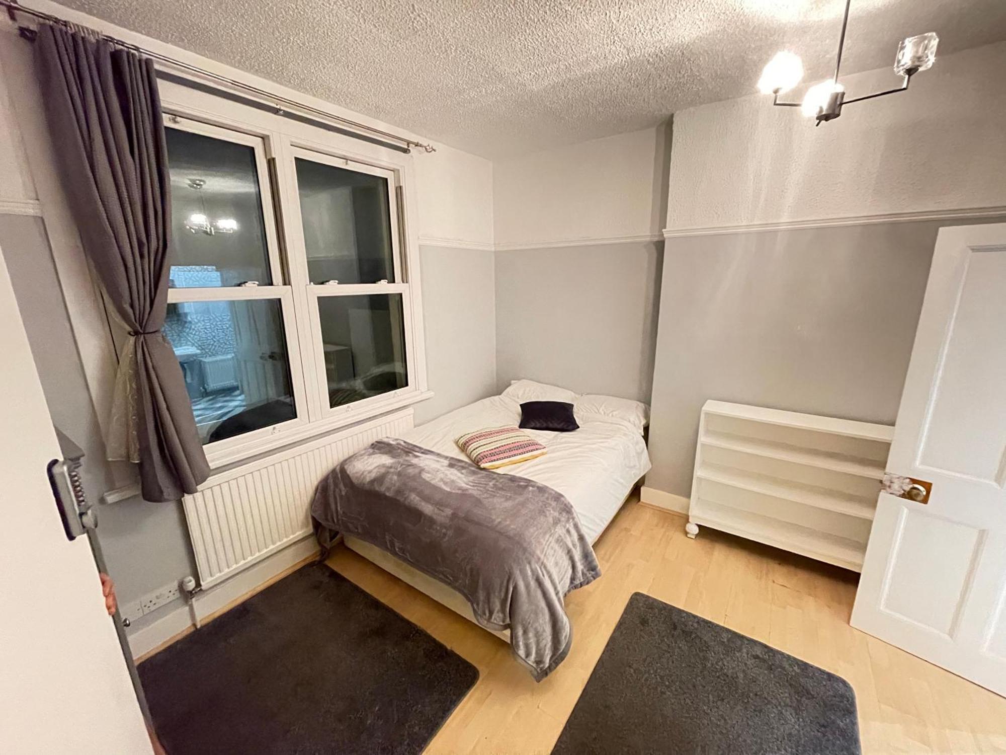 Room With Private Bathroom And Shared Kitchen Londen Buitenkant foto