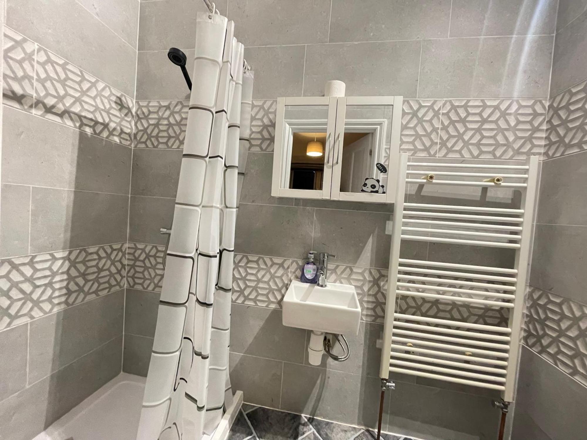 Room With Private Bathroom And Shared Kitchen Londen Buitenkant foto
