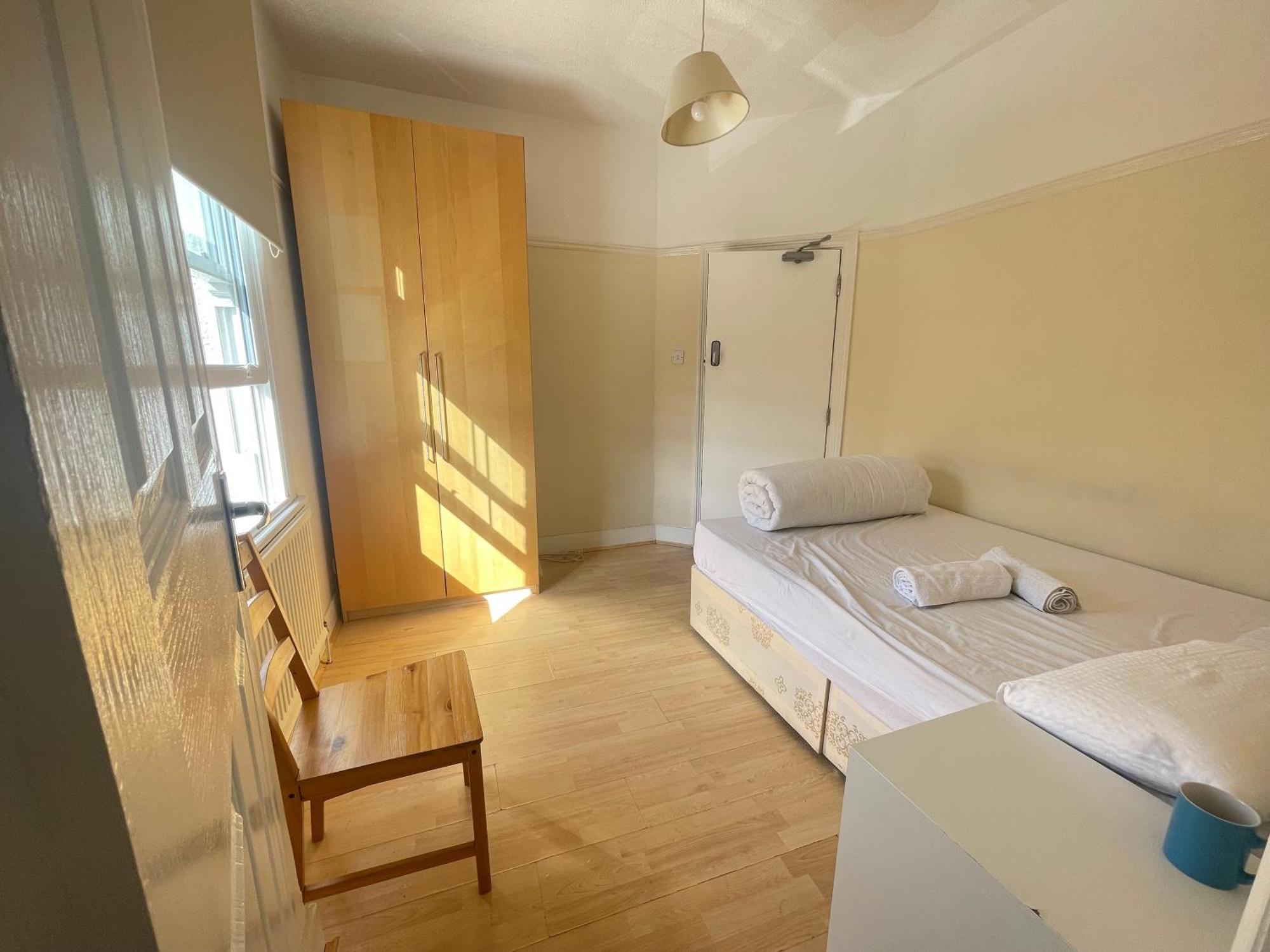 Room With Private Bathroom And Shared Kitchen Londen Buitenkant foto