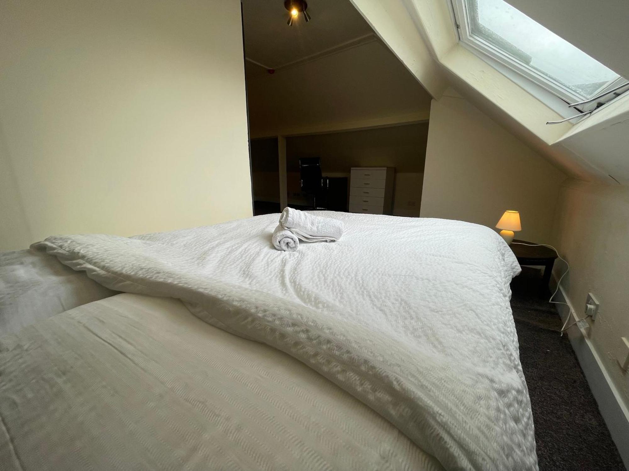 Room With Private Bathroom And Shared Kitchen Londen Buitenkant foto