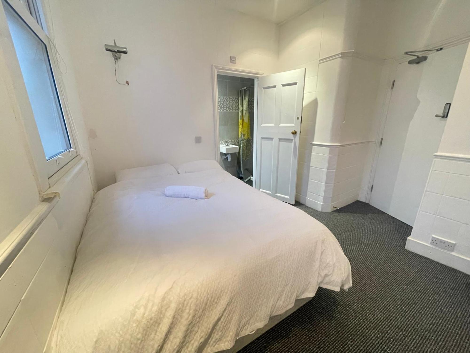 Room With Private Bathroom And Shared Kitchen Londen Buitenkant foto