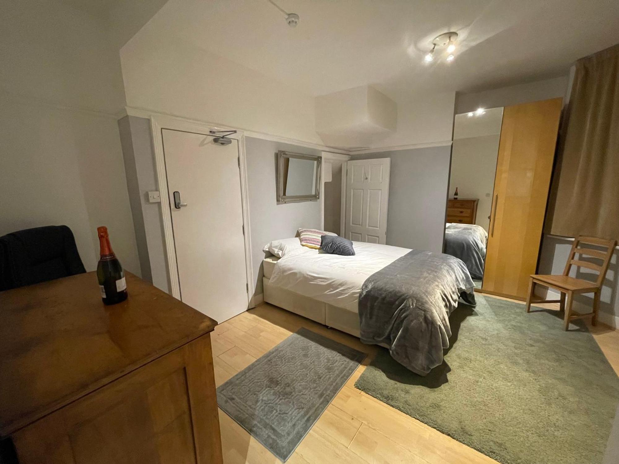 Room With Private Bathroom And Shared Kitchen Londen Buitenkant foto