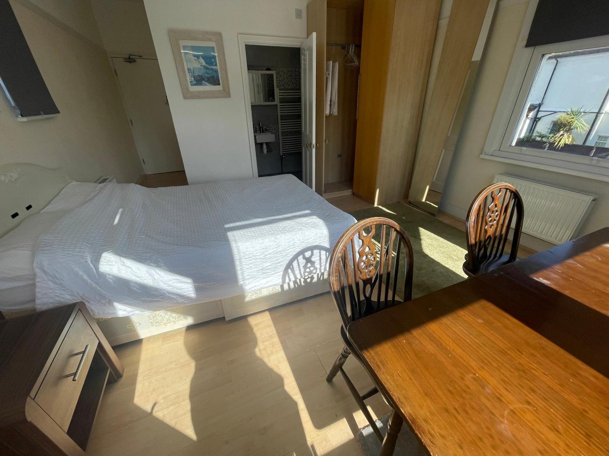 Room With Private Bathroom And Shared Kitchen Londen Buitenkant foto
