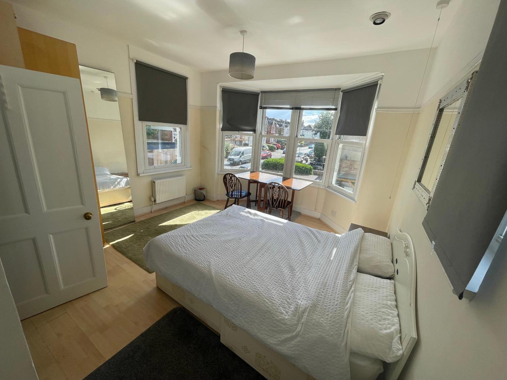 Room With Private Bathroom And Shared Kitchen Londen Buitenkant foto